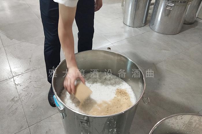 看老师傅怎样用不锈钢酿酒设备将椰肉干酿成酒的! 4 看老师傅怎样用不锈钢酿酒设备将椰肉干酿成酒的! 4