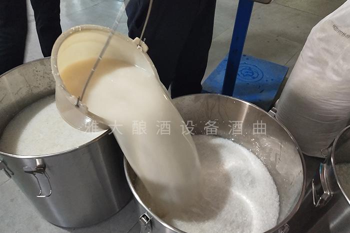 看老师傅怎样用不锈钢酿酒设备将椰肉干酿成酒的! 5 看老师傅怎样用不锈钢酿酒设备将椰肉干酿成酒的! 5