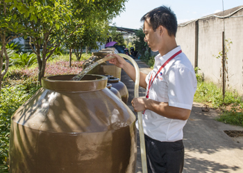 清洗酒坛