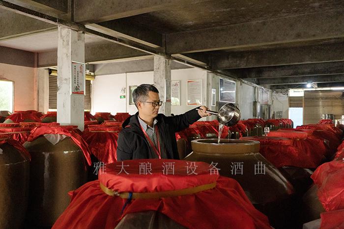 全自动酿酒设备酿造的白酒中含有哪些微量元素,来源于哪里? 1 全自动酿酒设备酿造的白酒中含有哪些微量元素,来源于哪里? 1