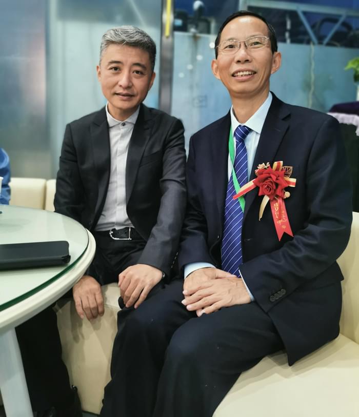 4雅大智能董事长与曲艺名家、央视主持人周炜亲切合影 4雅大智能董事长与曲艺名家、央视主持人周炜亲切合影