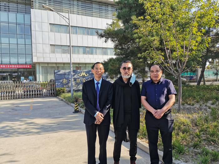 5左:雅大董事长胡顺开、中:著名书画艺术家、29届奥运会国礼《国娃》创作人关玉良、右:中国白酒酿造大师张金修 5左:雅大董事长胡顺开、中:著名书画艺术家、29届奥运会国礼《国娃》创作人关玉良、右:中国白酒酿造大师张金修