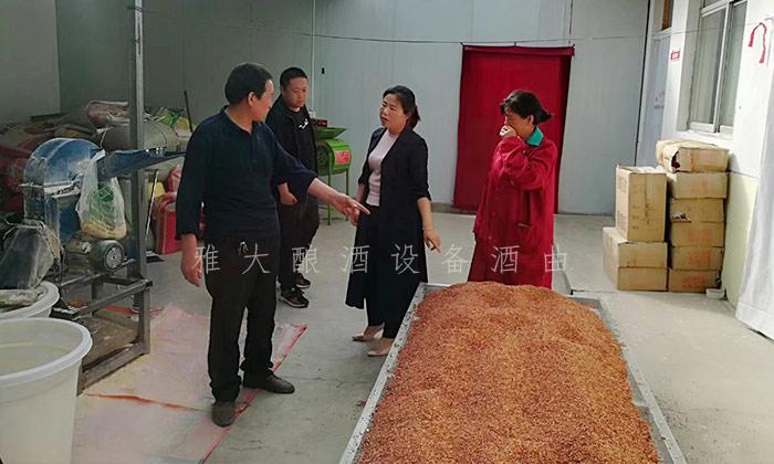 去当地有名的酒坊考察 去当地有名的酒坊考察