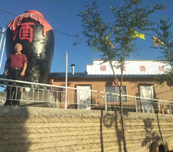 “剩苹果”成致富果，陕西胡叔用大型酿酒设备做苹果酒，花样赚钱!