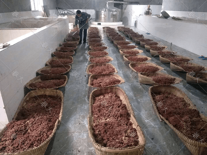 金桥镇杨哥的传统高粱酒坊 金桥镇杨哥的传统高粱酒坊