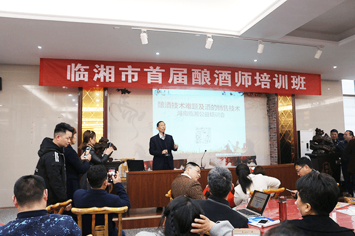 雅大组织技术团队到临湘传授传统酿酒技术 雅大组织技术团队到临湘传授传统酿酒技术
