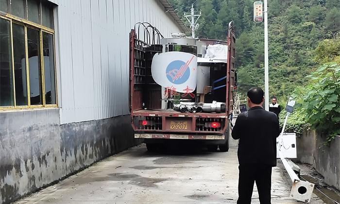 4.1蒋总随车上门指导酿酒设备安装