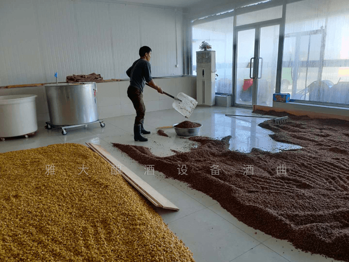 民间酿酒师正在用雅大白酒设备做高粱酒 民间酿酒师正在用雅大白酒设备做高粱酒