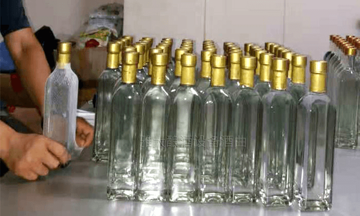 雅大蒸酒设备韩国学员酿造的光瓶酒