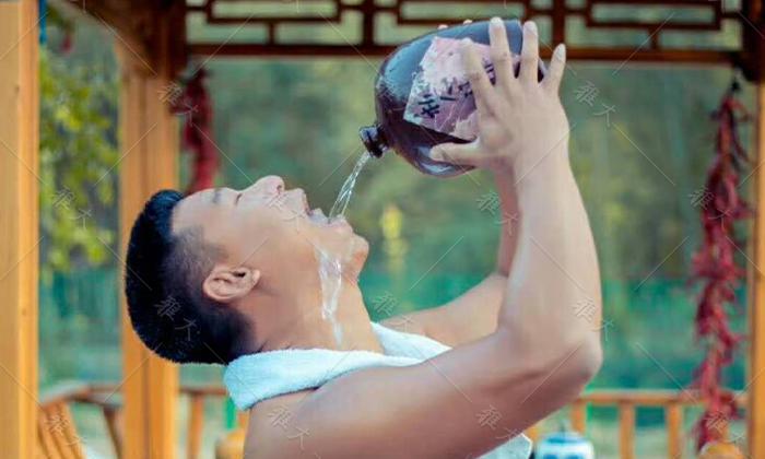 中年男人喝白酒要注意啥?用烧酒设备做酒的老师傅告诉您答案2 中年男人喝白酒要注意啥?用烧酒设备做酒的老师傅告诉您答案2