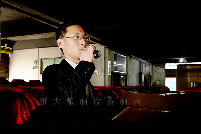 品尝小曲清香型白酒