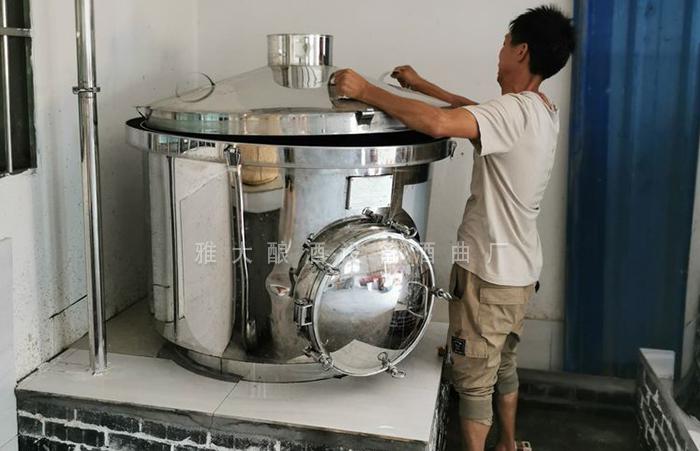 200斤小型酒厂酿酒设备安装完成