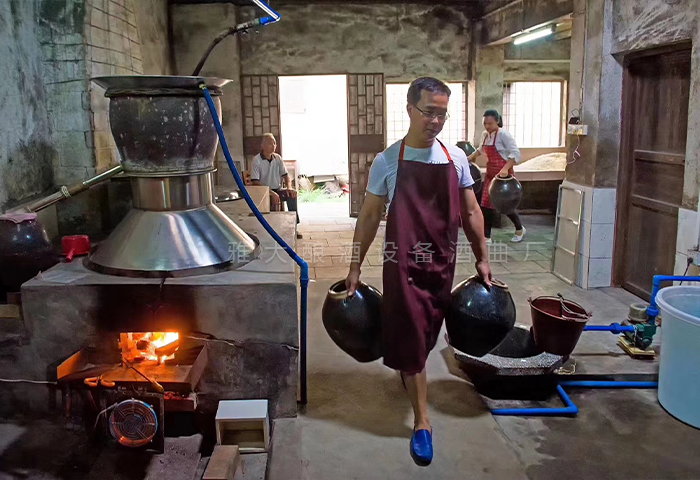 传统直烧设备容易糊锅，出酒也不快